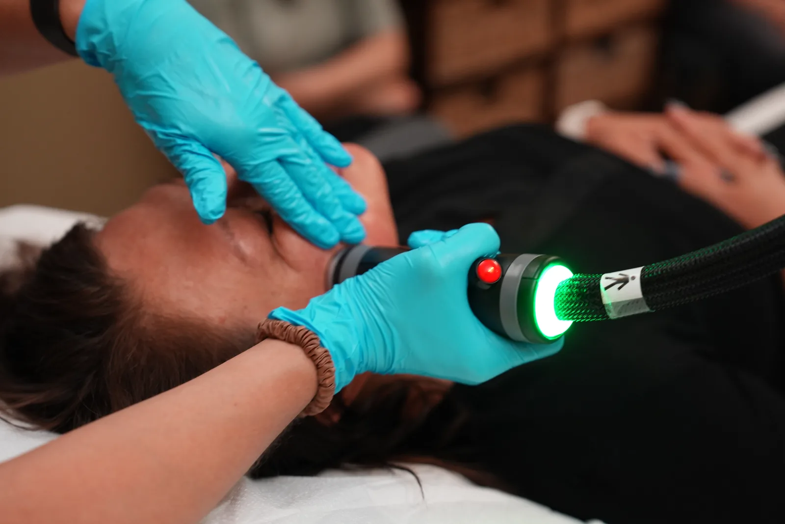 The Coolwaves® handpiece delivers 2.45 GHz microwave energy as it moves over the skin.