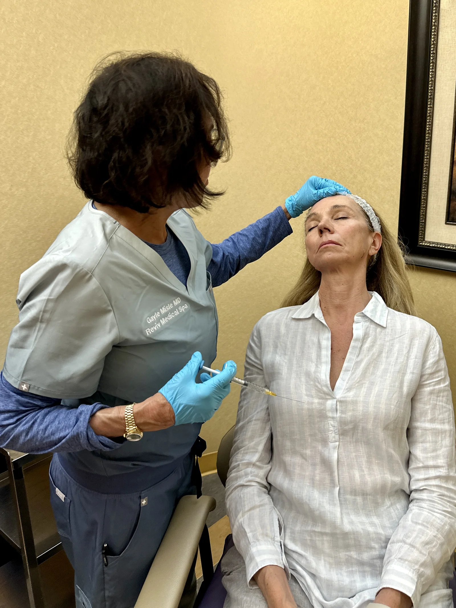 Dr. Gayle Misle administering an injectable treatment at Reviv Med Spa